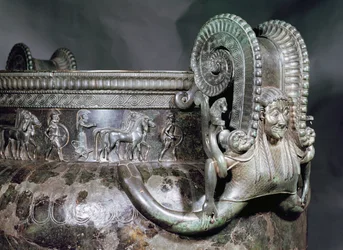 Detalje af gorgonhåndtaget fra et krater, fra graven til en prinsesse af Vix bronze